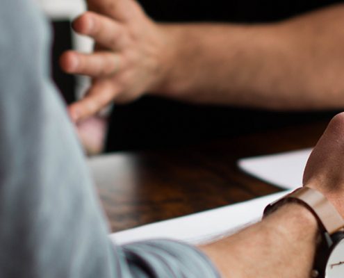 Doit-on inclure une clause d’arbitrage dans un contrat