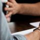 Doit-on inclure une clause d’arbitrage dans un contrat