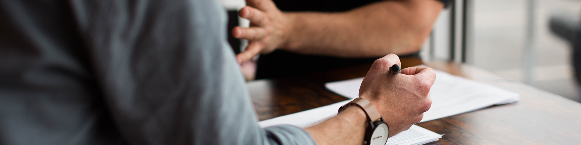 Doit-on inclure une clause d’arbitrage dans un contrat